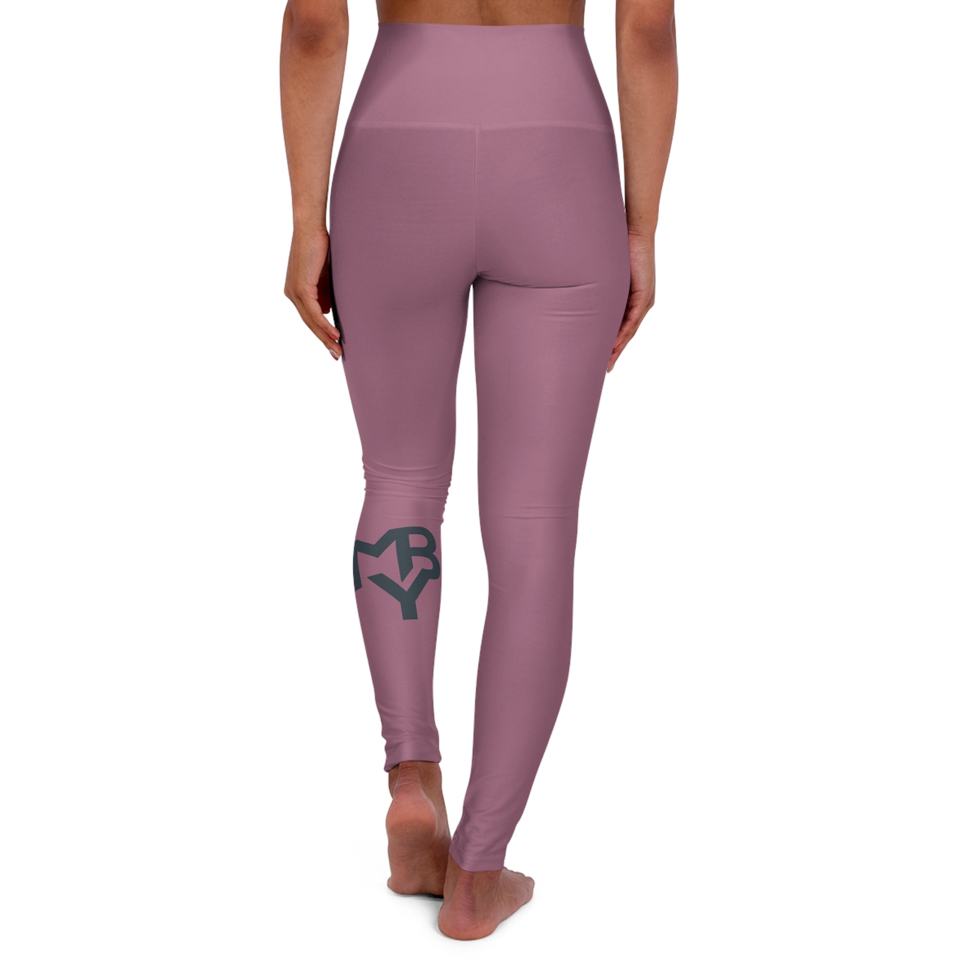 Find your rhythm in this muted mauve moment. With a sleek charcoal logo at the calf, these leggings are the balance between bold and refined. Because strength doesn’t need to shout — it just needs to show up.