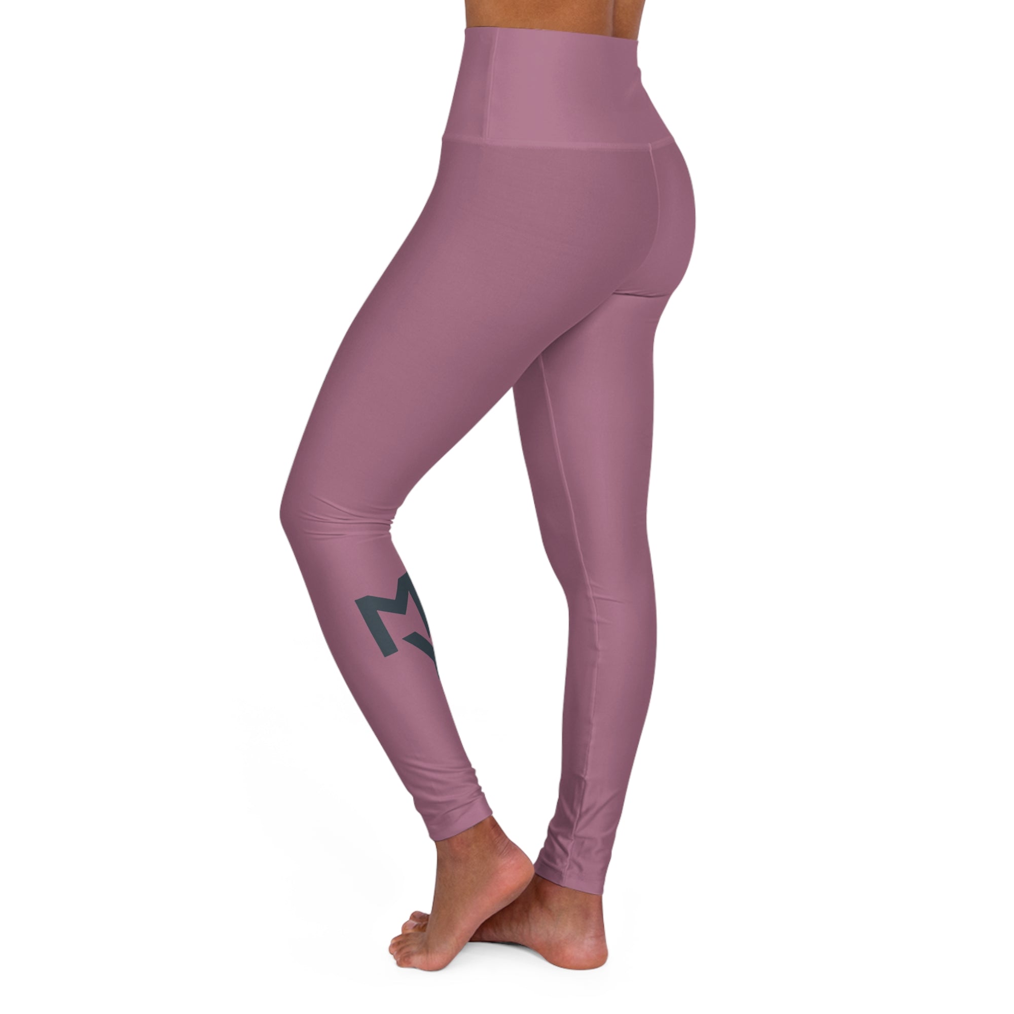 Find your rhythm in this muted mauve moment. With a sleek charcoal logo at the calf, these leggings are the balance between bold and refined. Because strength doesn’t need to shout — it just needs to show up.
